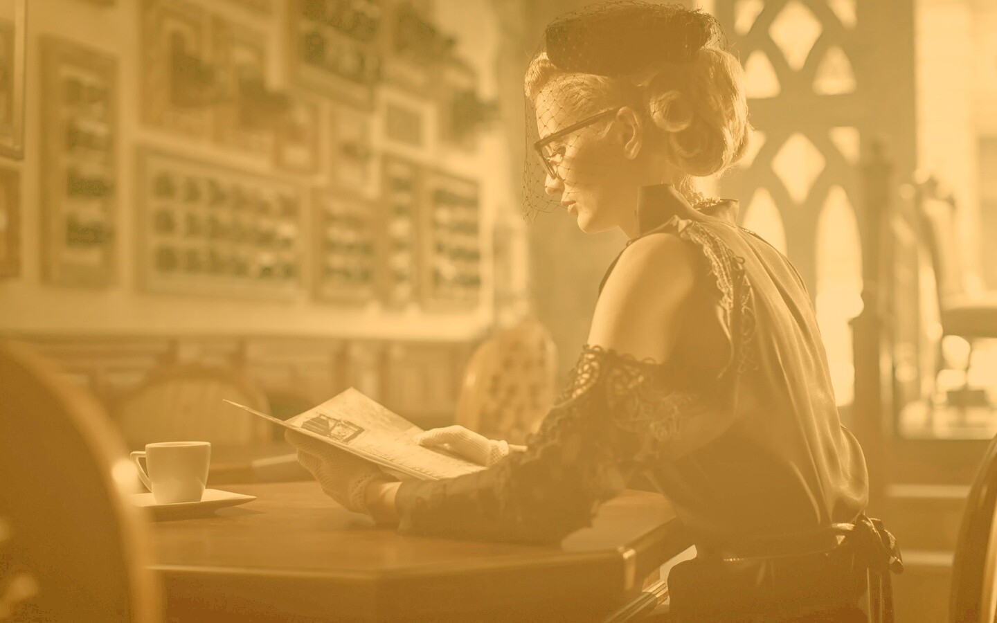 Витажная девушка в кафе обои
