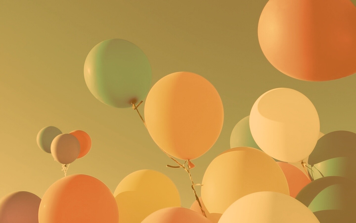 Разноцветные воздушные шарики обои