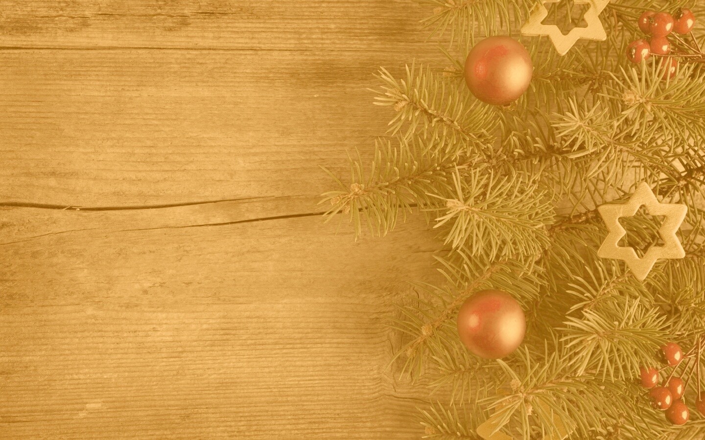 Новогодние игрушки на еловой ветке обои