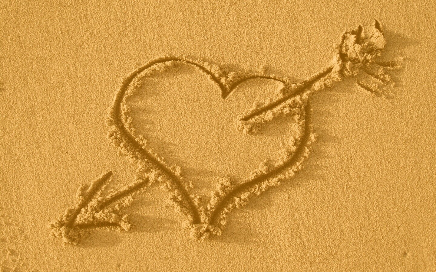 Сердце на песке обои