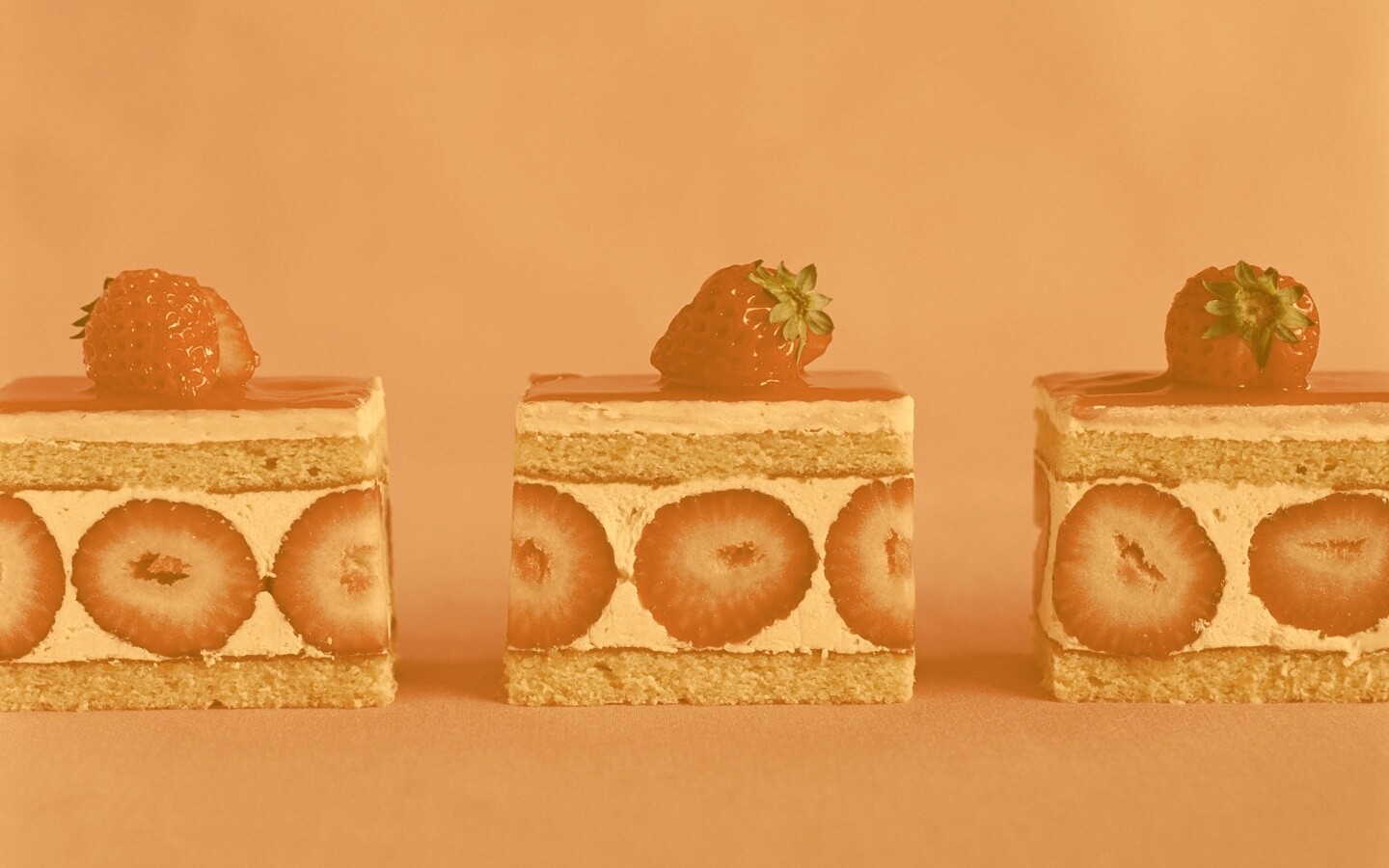 Ломтики клубничного торта обои