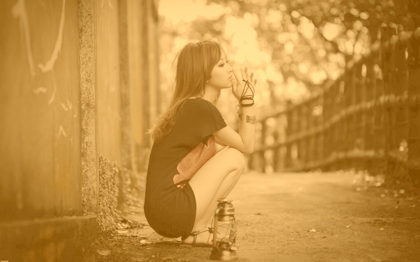 Японская девушка и масляный фонарь обои