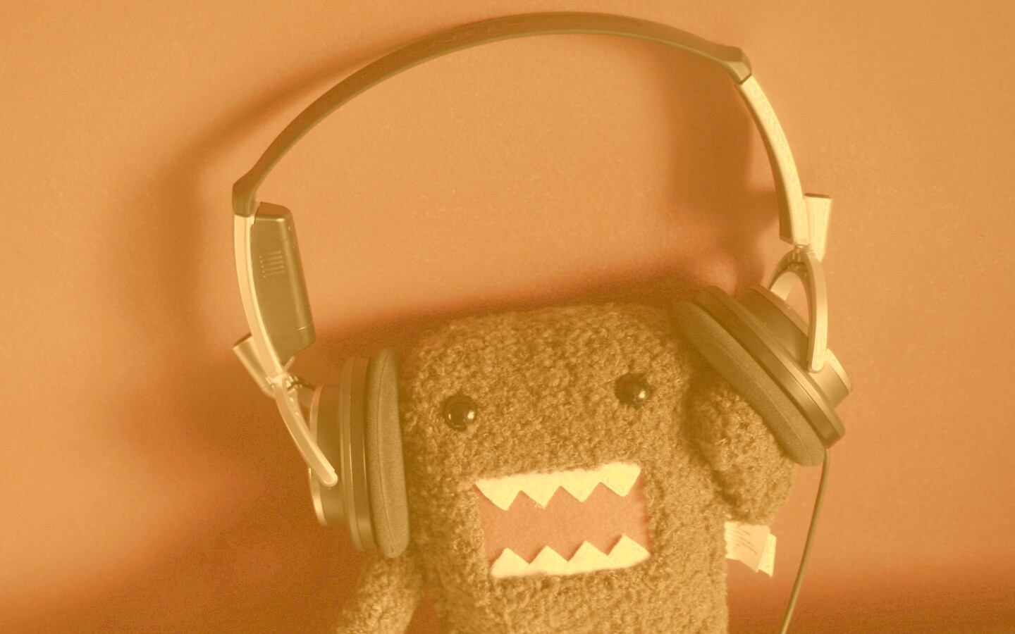 Демокун в наушниках обои