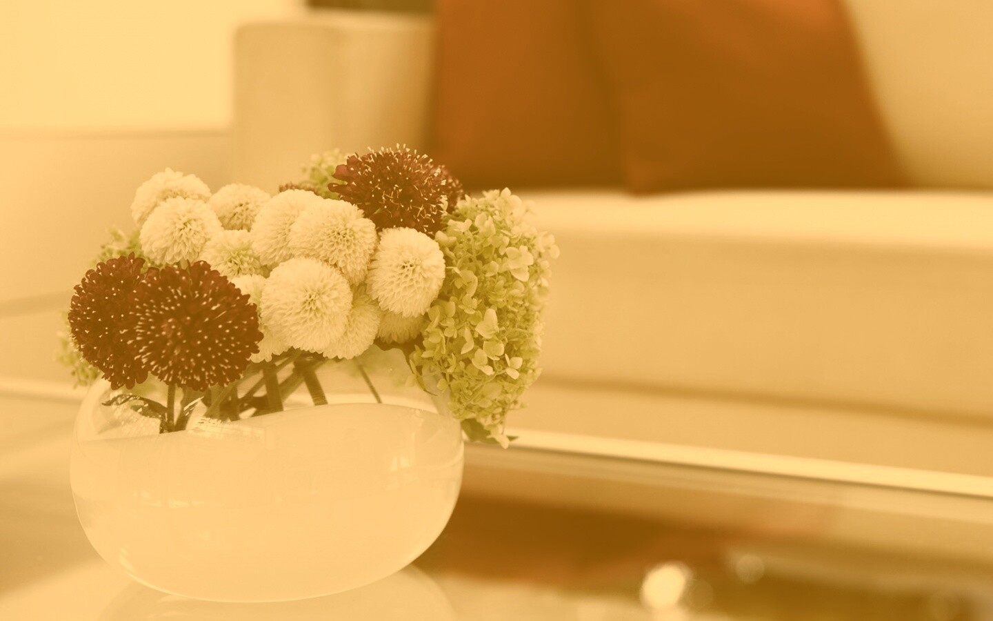 Цветы в белой вазе обои