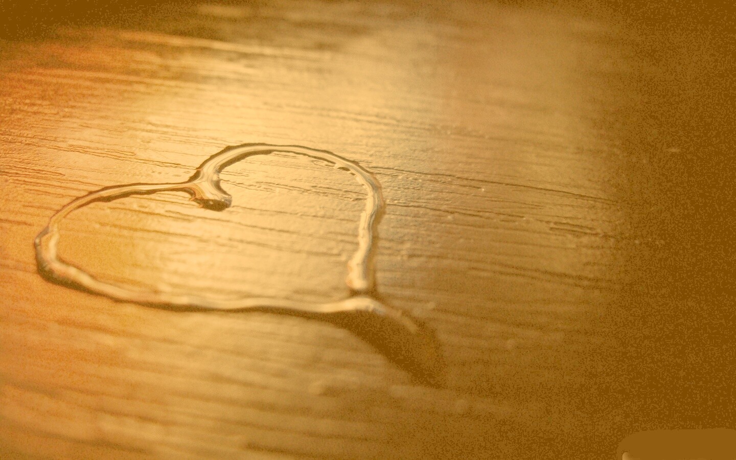 Сердечко из воды обои