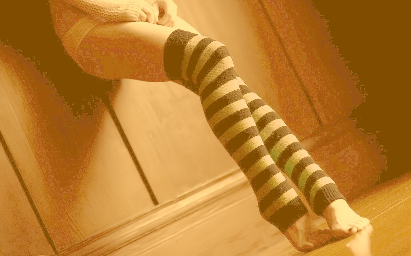 Ножки в полосатых чулках обои