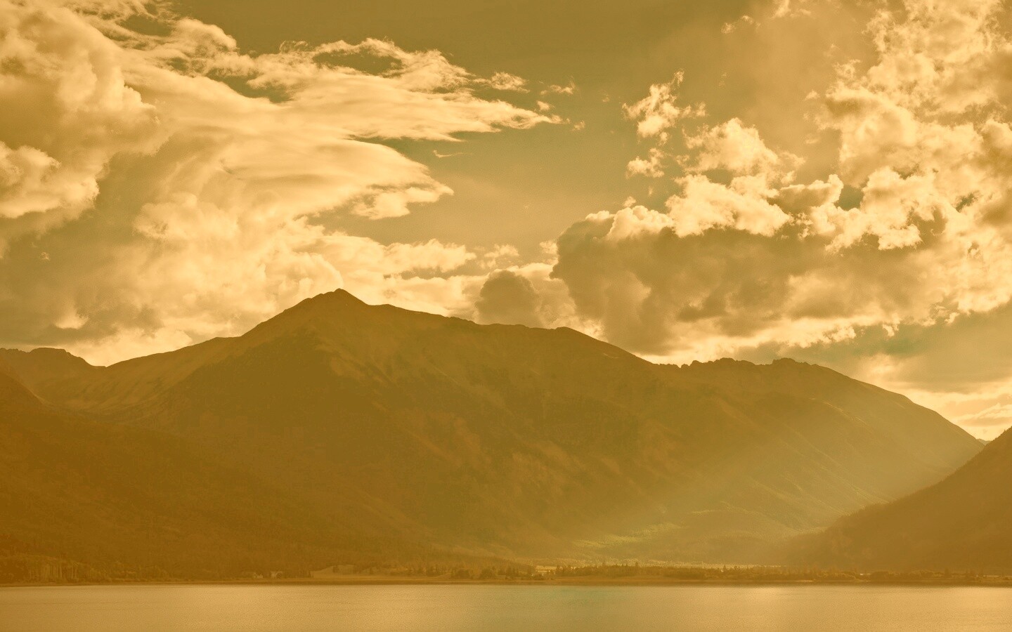 Свет на склонах гор обои