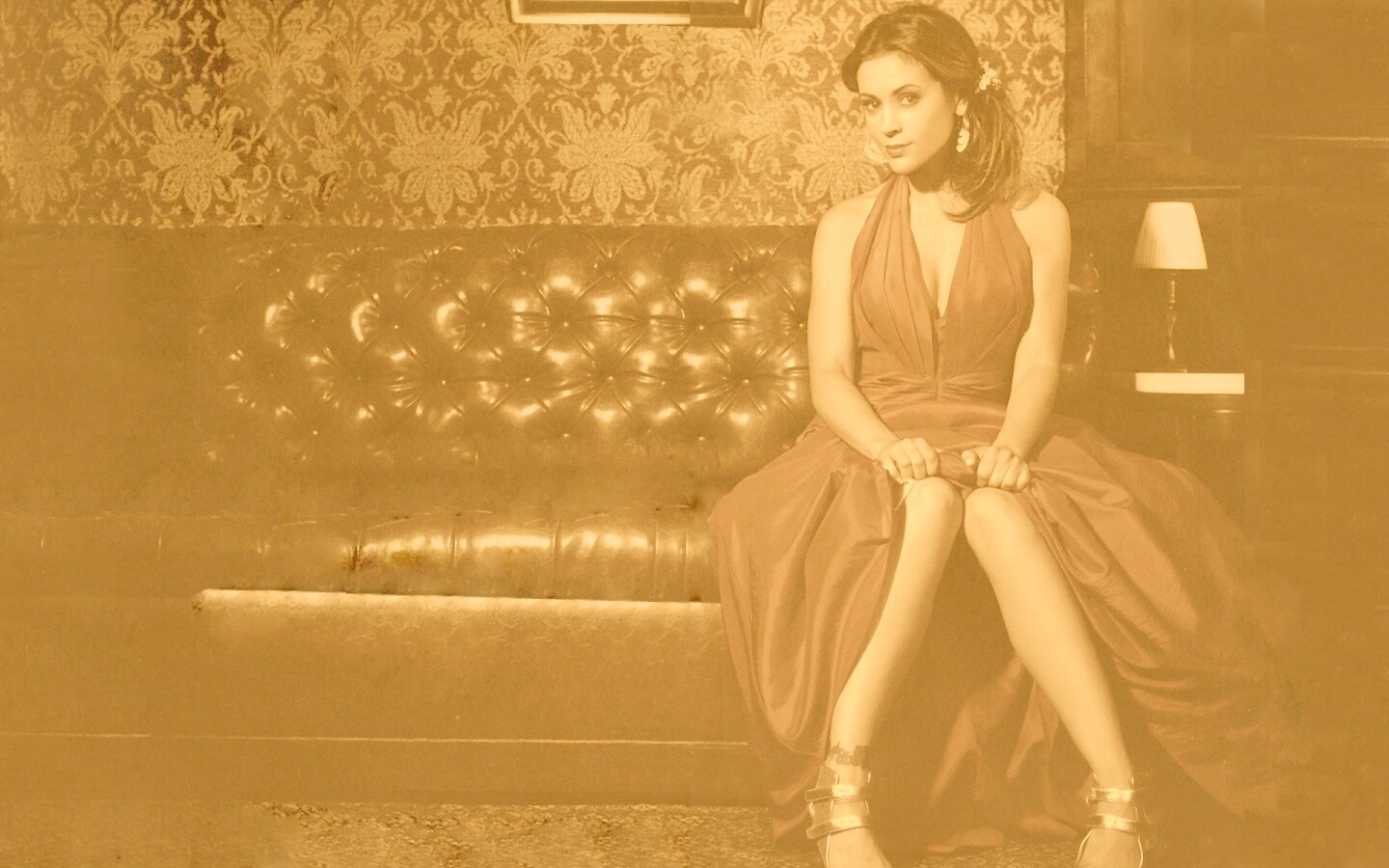 Алиса Милано в роскошном интерьере обои