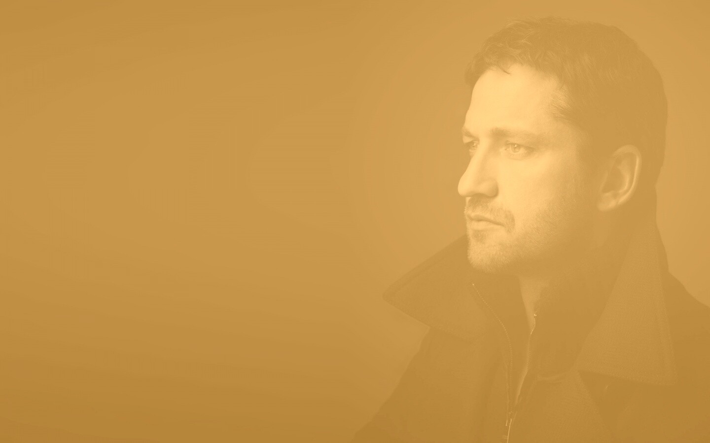 Джерард Батлер на темном фоне обои