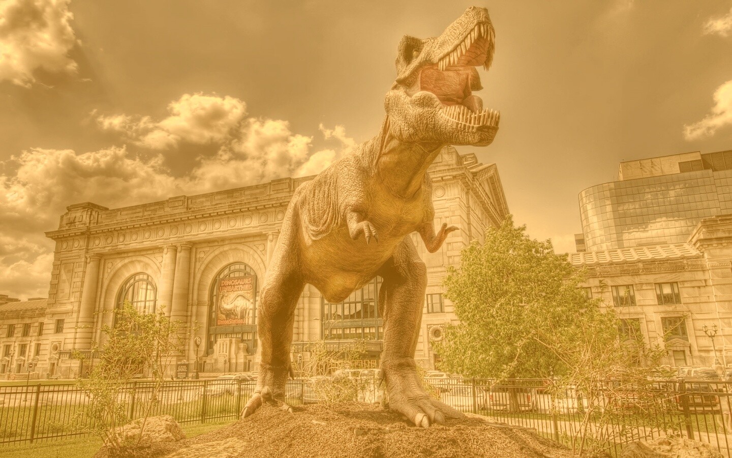 Скульптура динозавра рядом с музеем рептилий обои