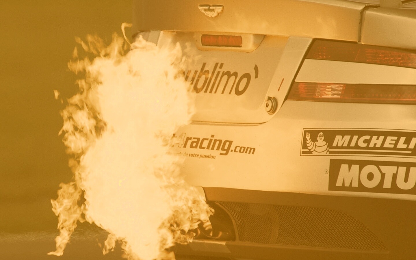 Огонь из выхлопной трубы гоночного Aston Martin обои