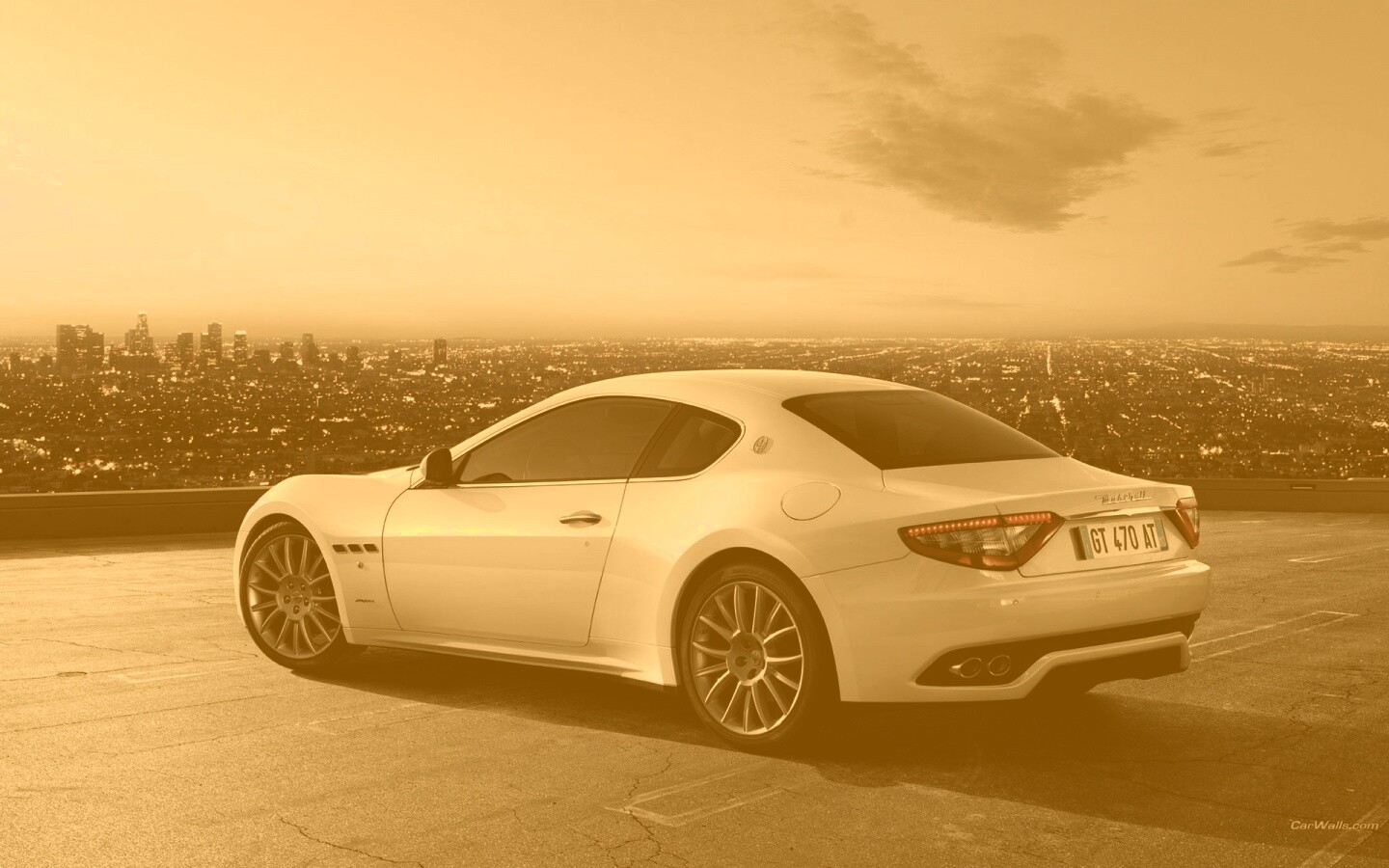 Maserati Granturismo на фоне города обои
