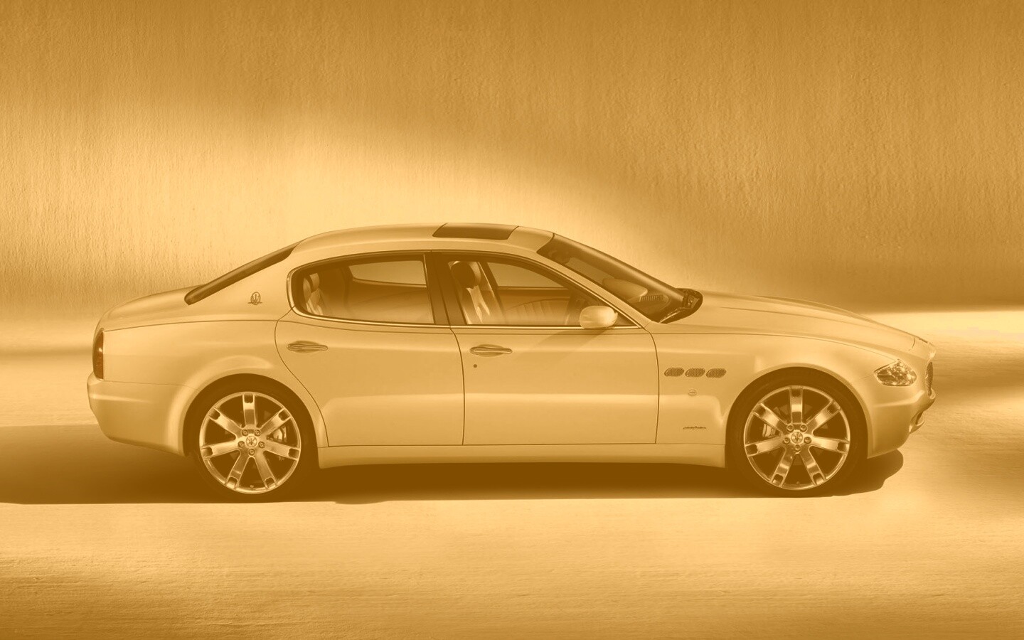 Maserati Quattroporte сбоку обои