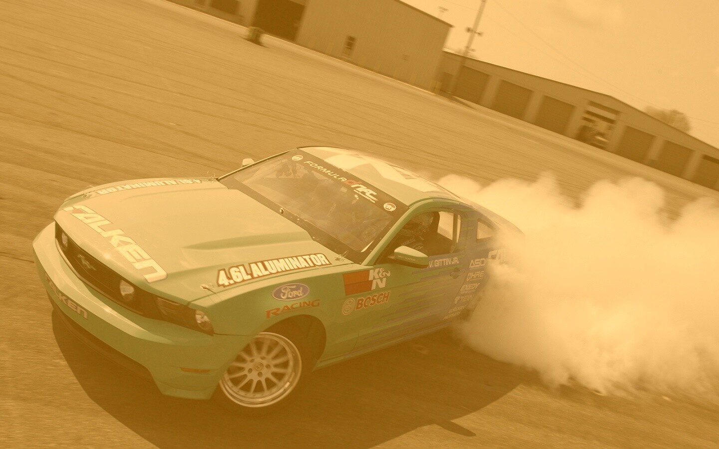 Мустанг дрифтует обои