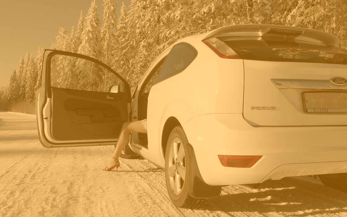 Девушка выходит из Ford Focus обои