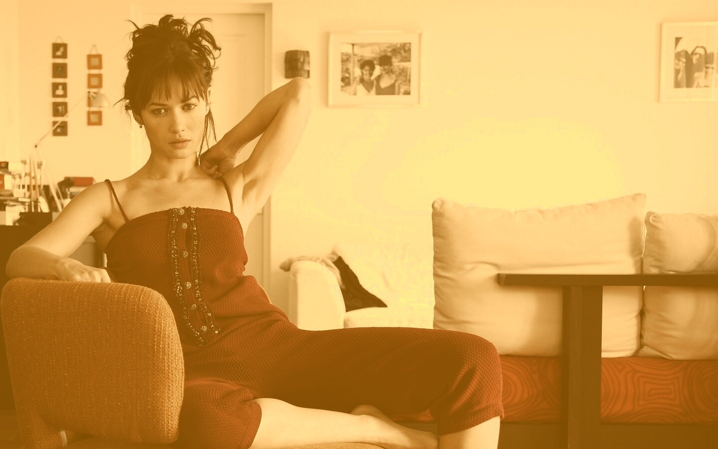 Ольга Куриленко на кресле обои