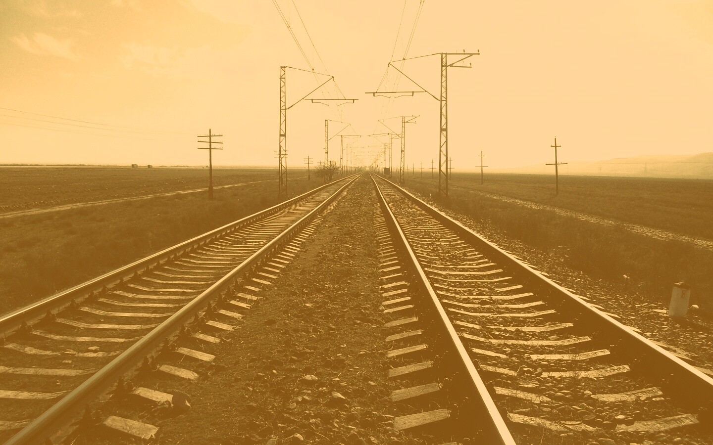 Железная дорога уходит вдаль обои