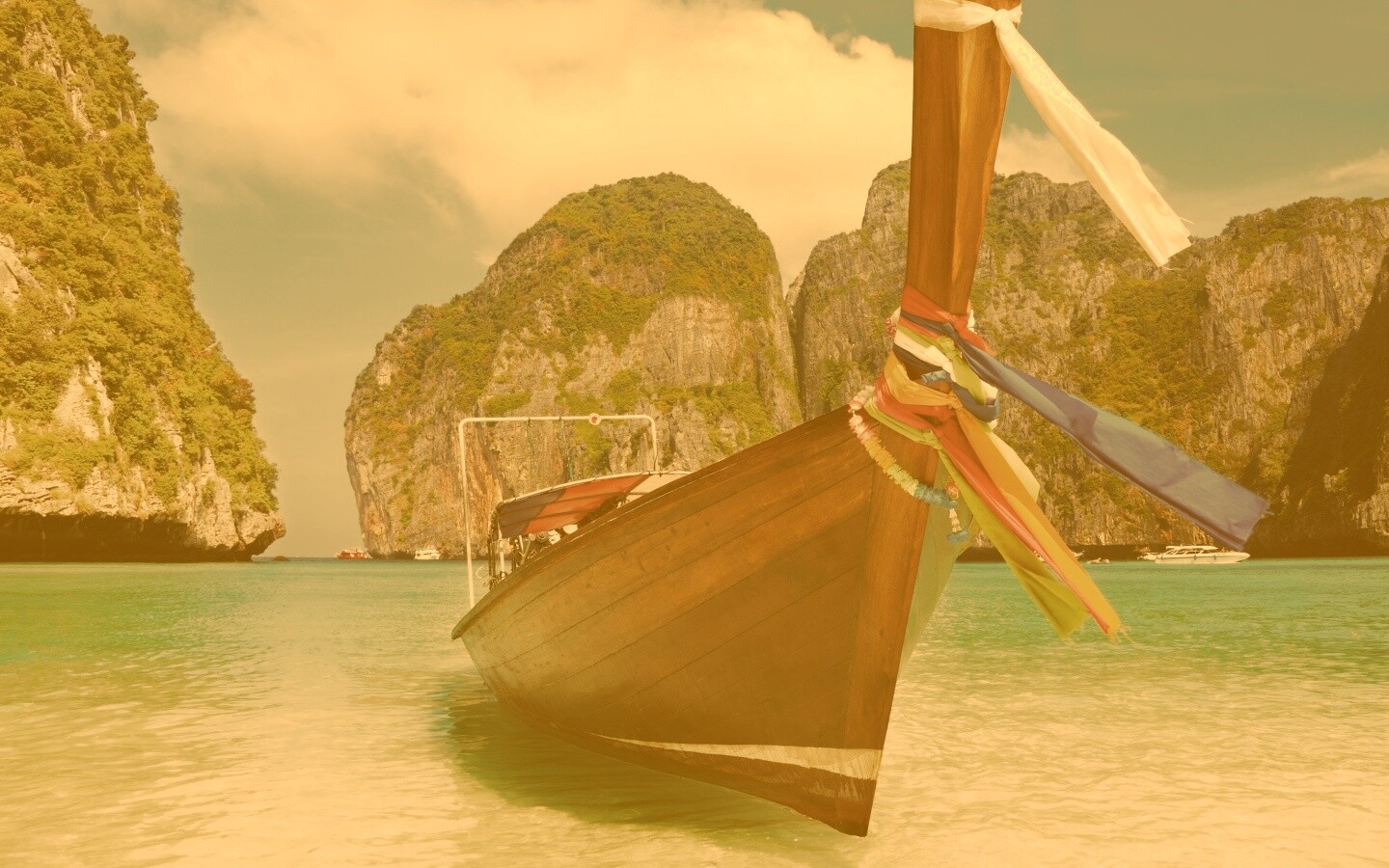 Лодка в райских водах обои