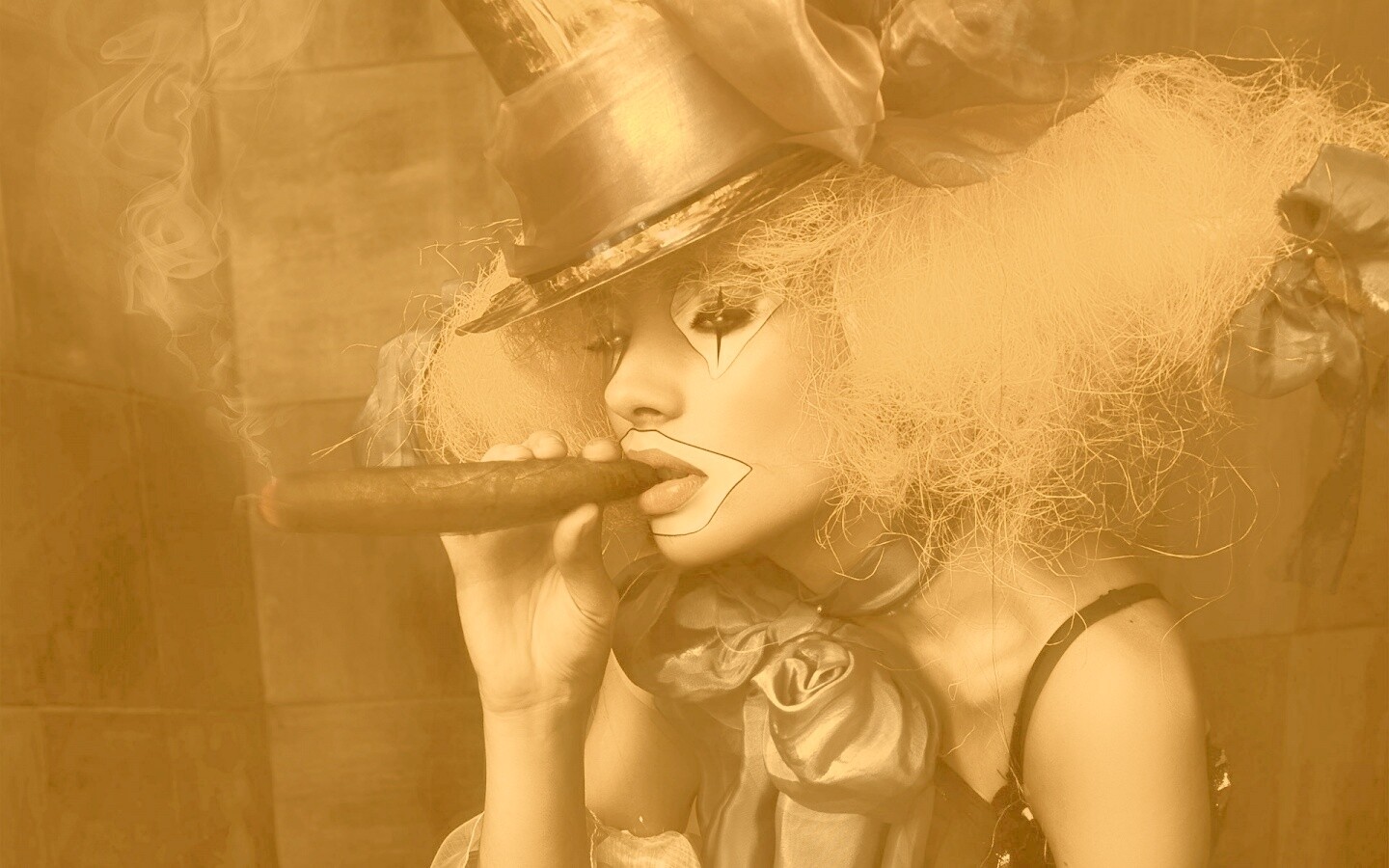 Девушка клоун курит сигару обои