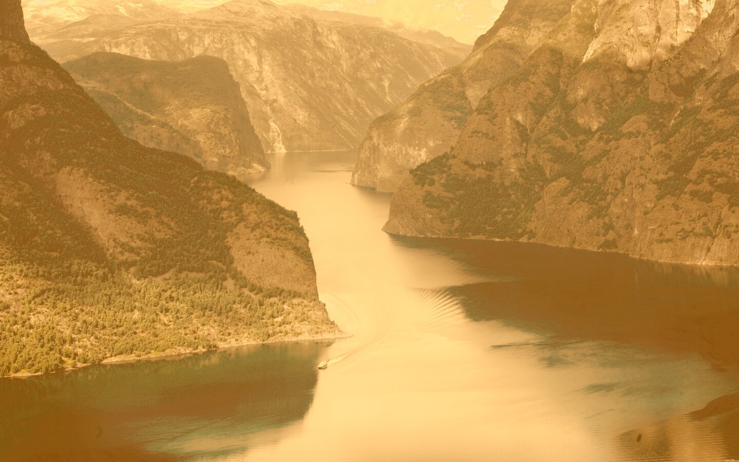 Лодка на реке среди высоких гор обои