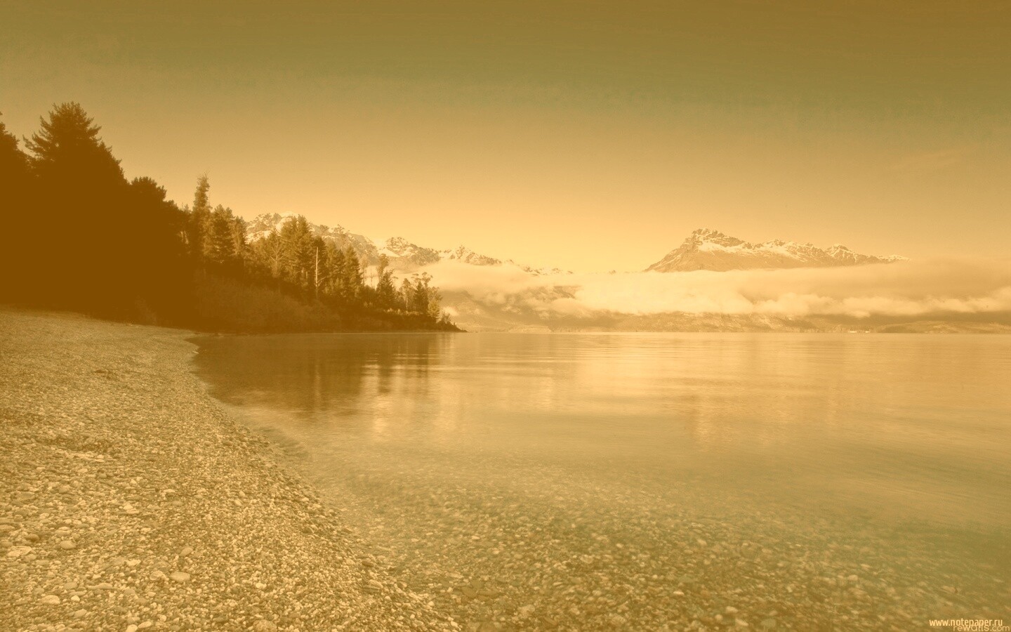 Озеро в предгорье обои