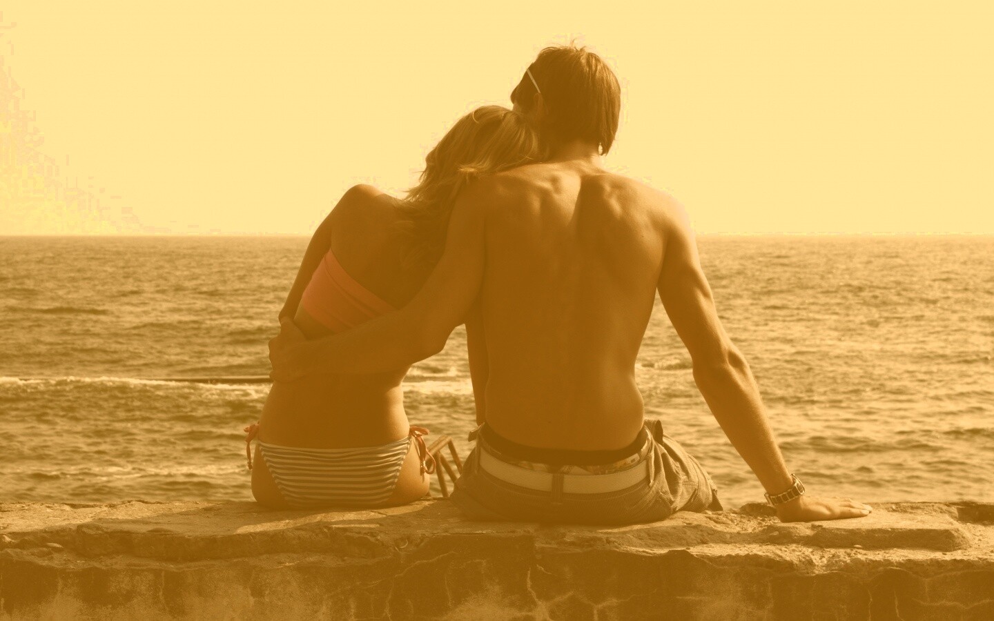 Девушка и парень у моря обои