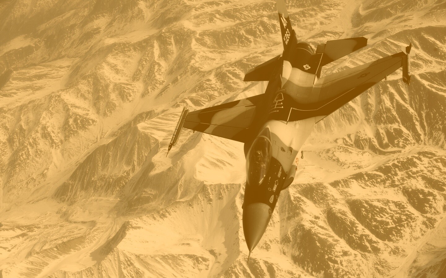 Истребитель над снежными пиками гор обои