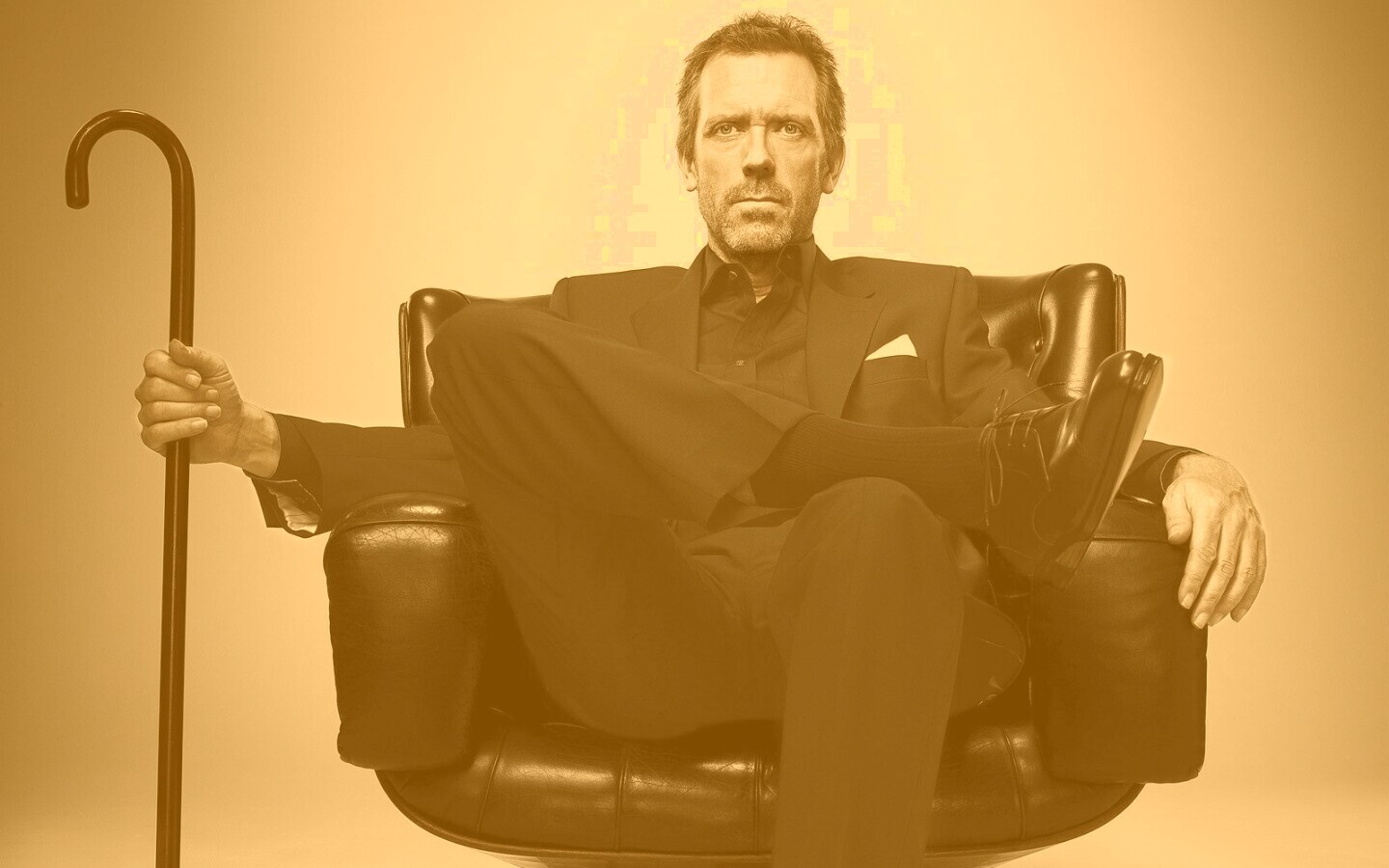 Хью Лори в кресле обои