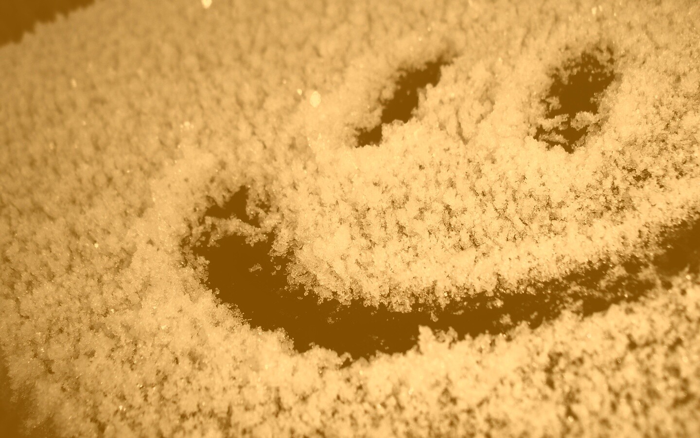 Смайлик на заснеженном стекле обои