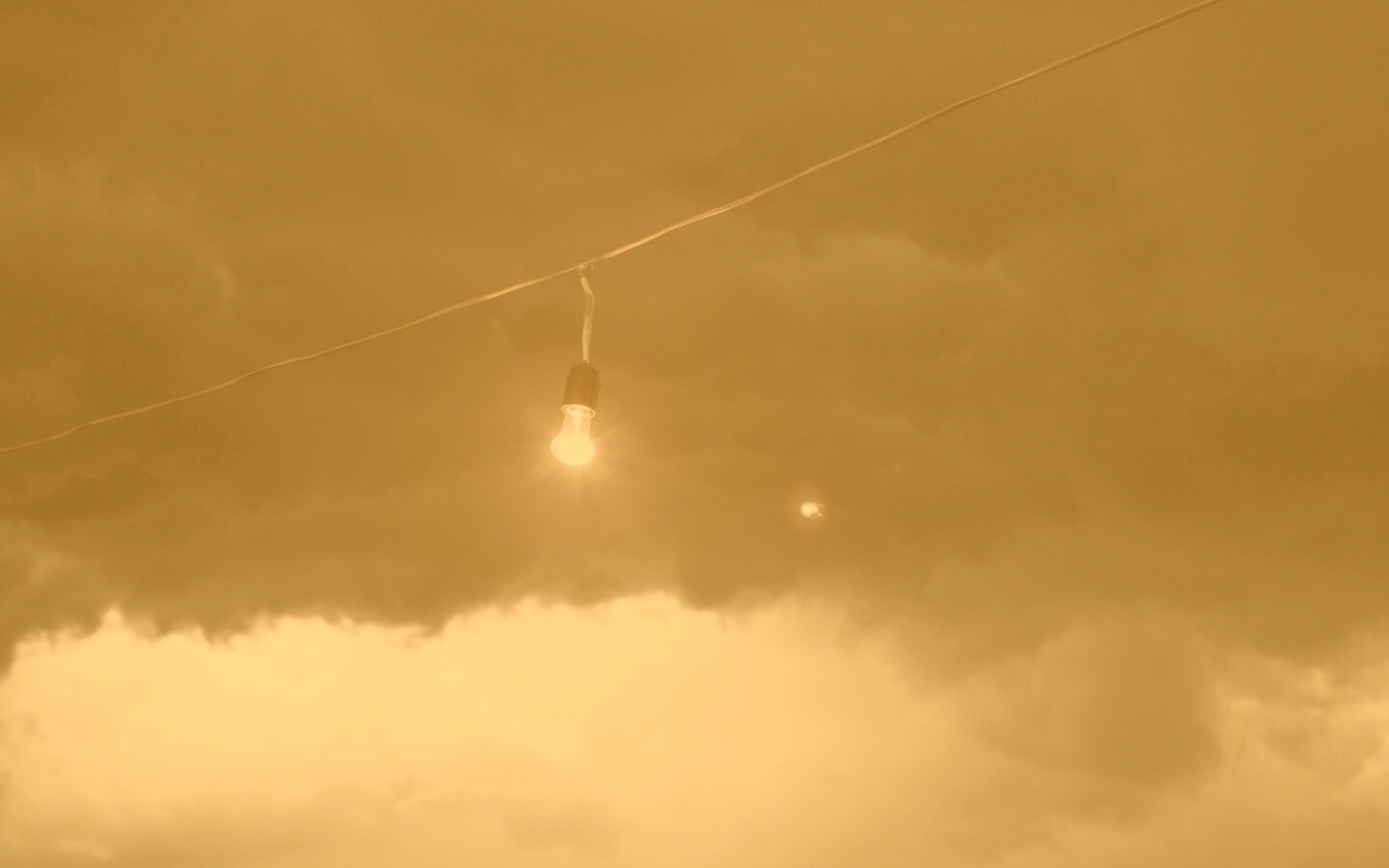 Лампочка на фоне туч обои