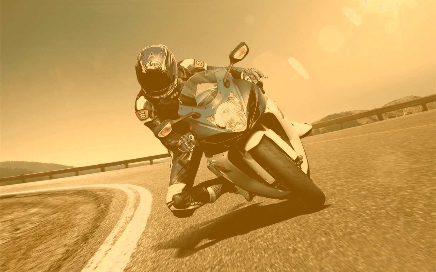 Мотоциклист на повороте обои