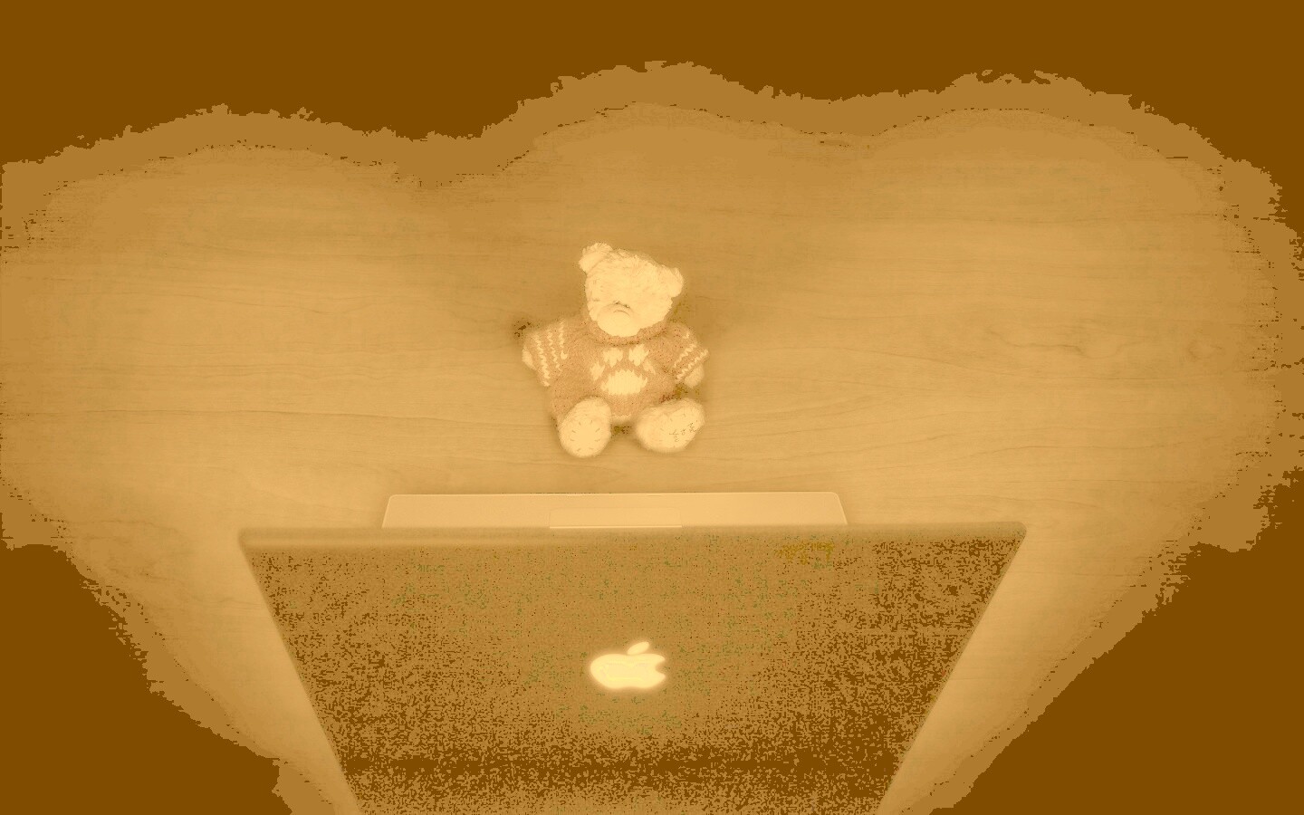 Плюшевый мишка за ноутбуком обои