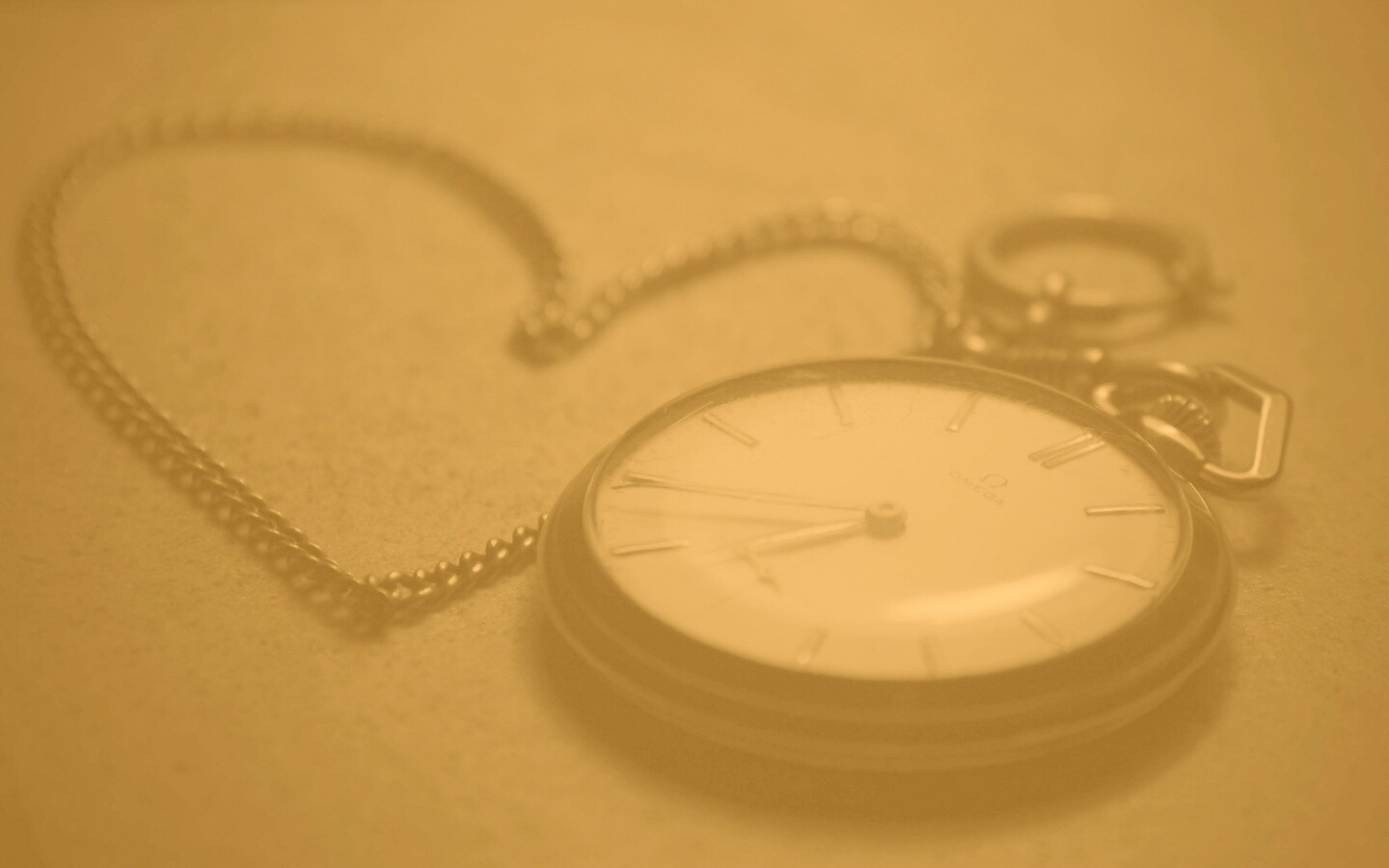Часы на цепочке обои