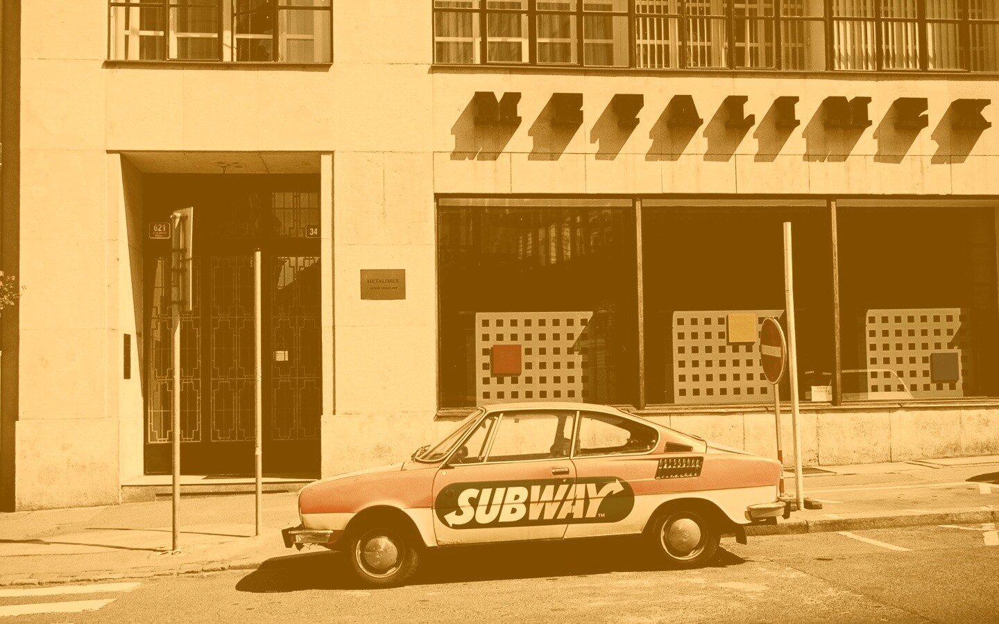 Реклама Subway на машине в Праге обои