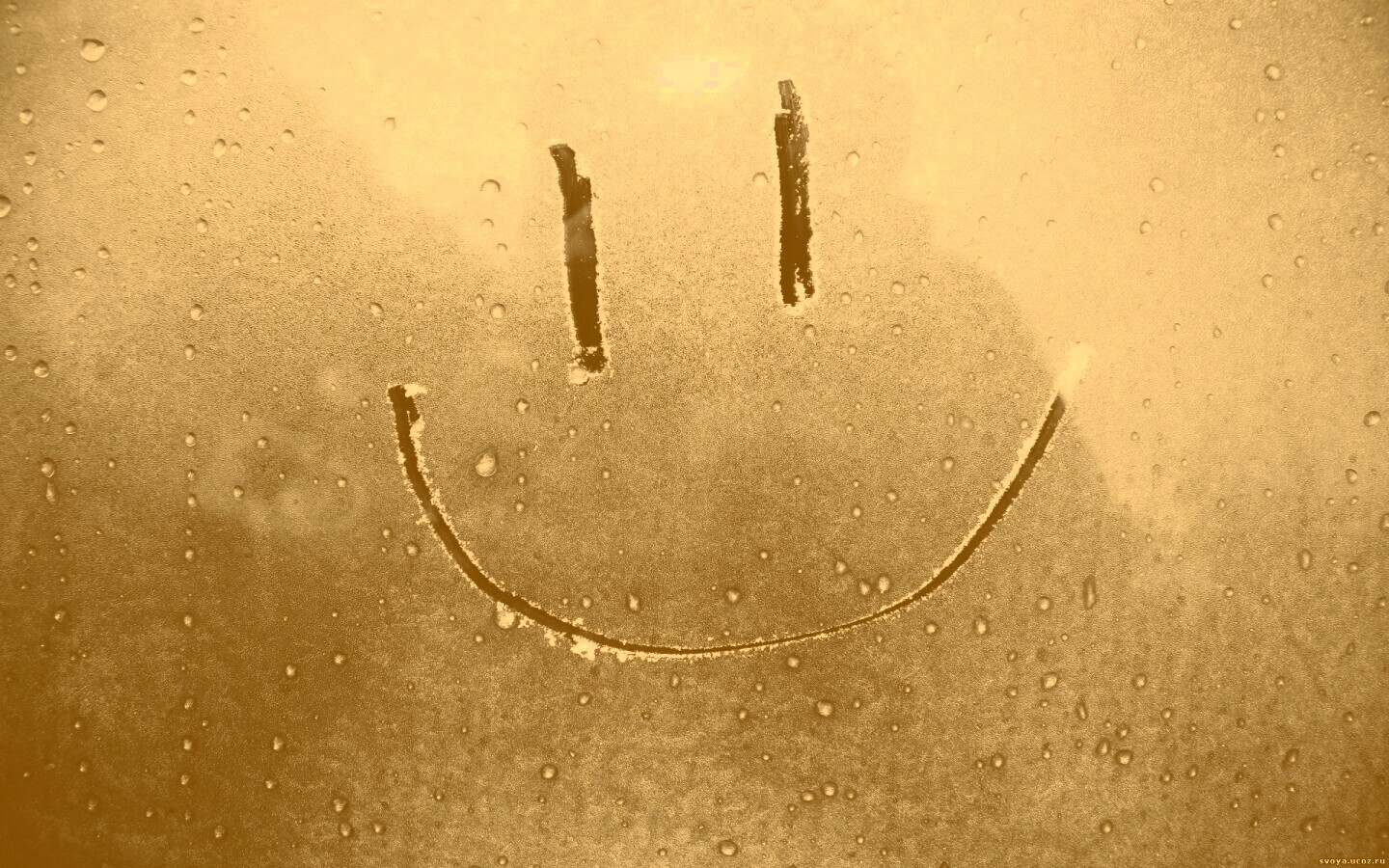 Улыбка на стекле обои