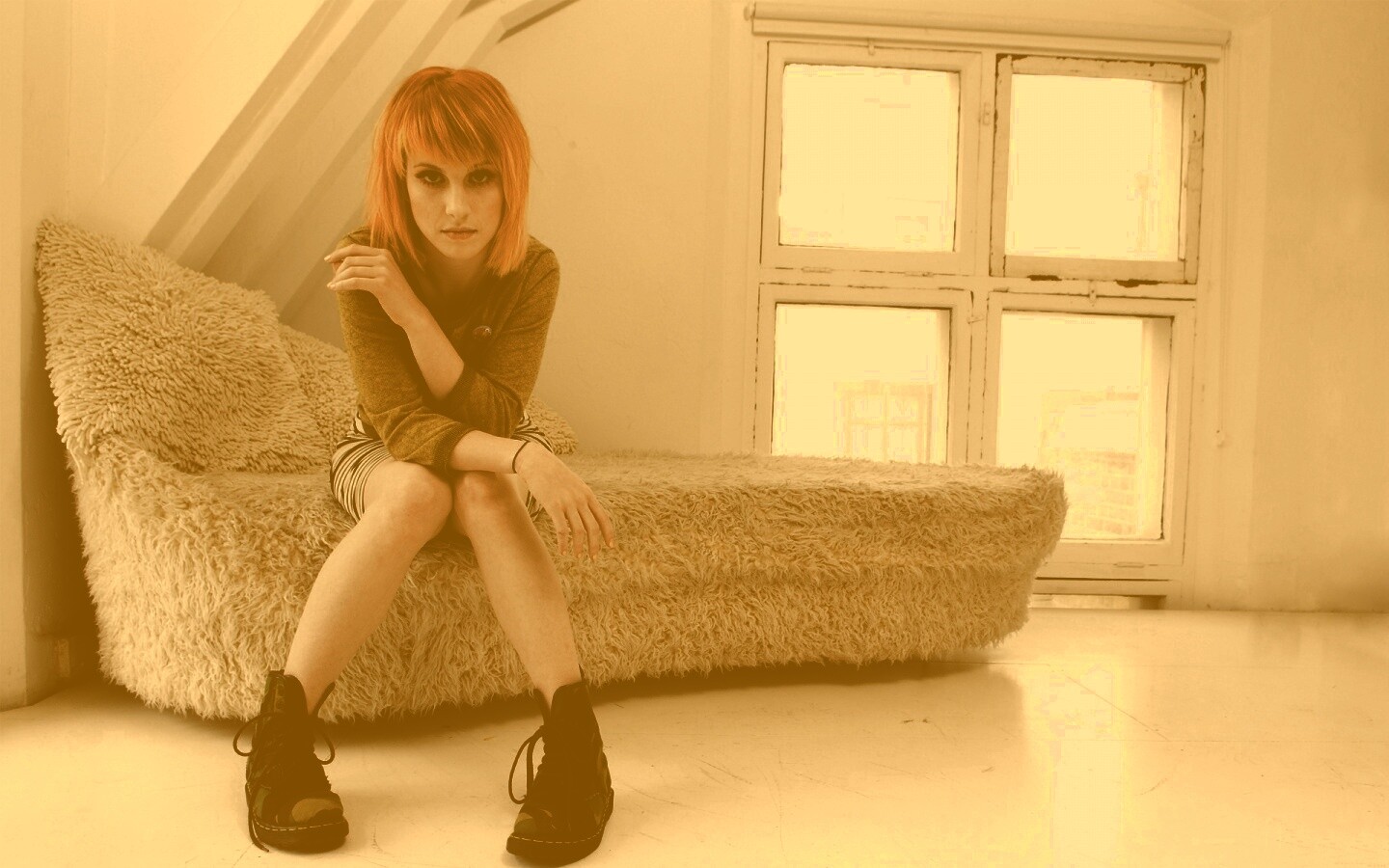 Рыжая в комнате обои