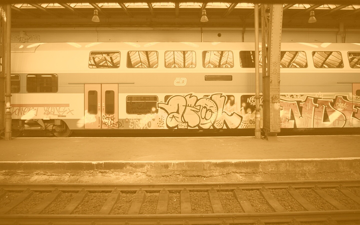 Изрисованный вагон метро обои