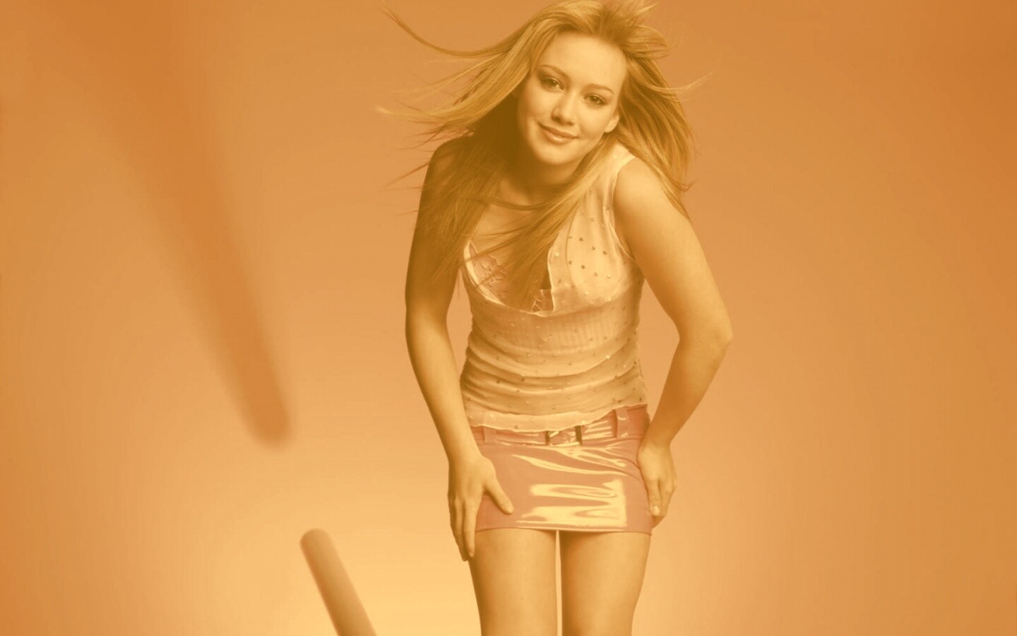 Хилари Дафф в кожаной миниюбке обои