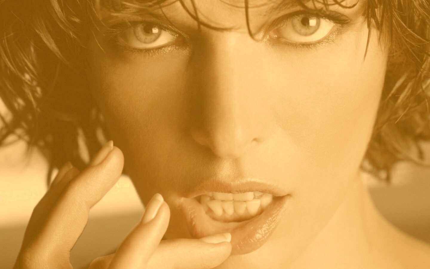 Мила Йововчи крупным планом обои