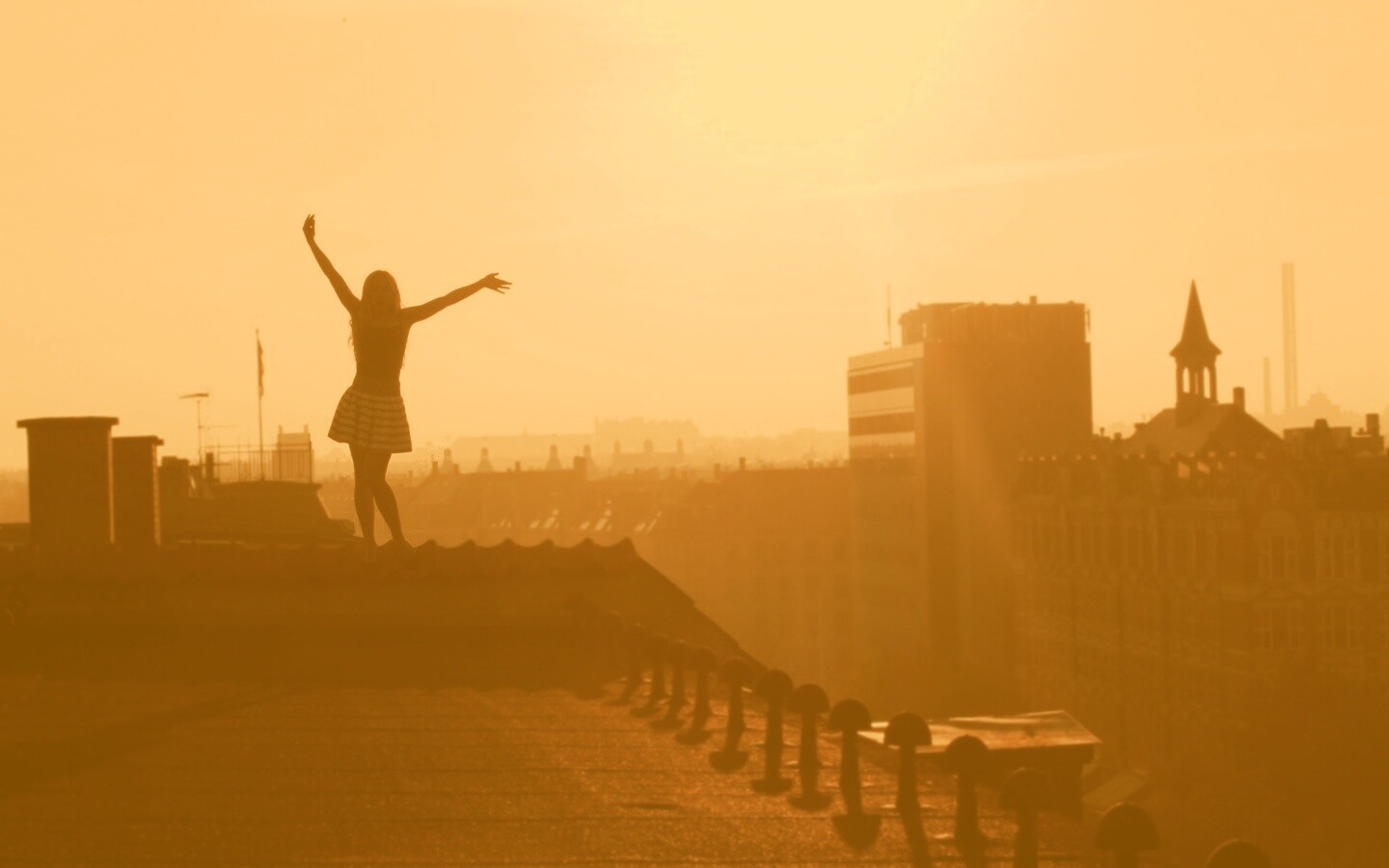 Девушка на крыше обои