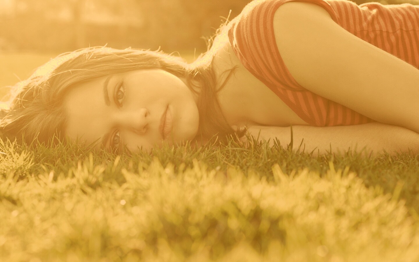 Девушка на траве обои