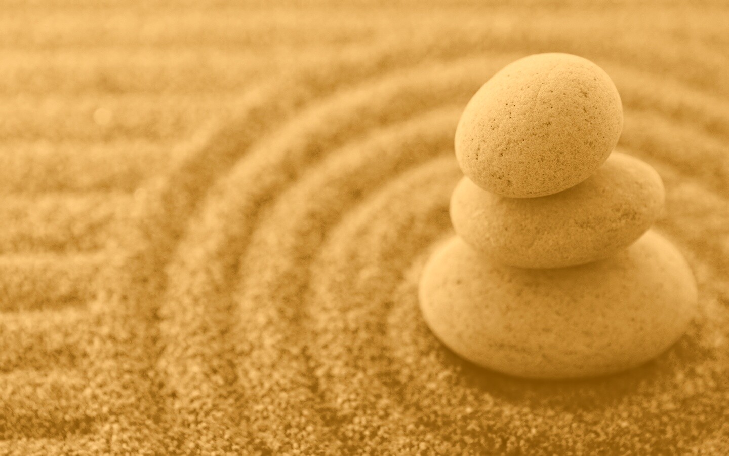 Пирамидка в саду камней обои