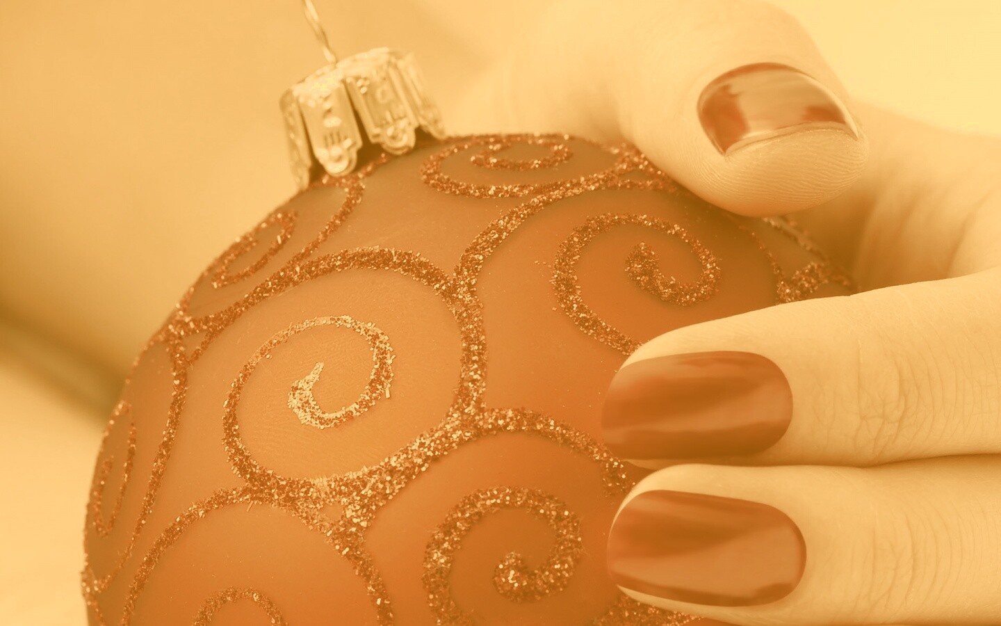 Елочная игрушка в руке обои