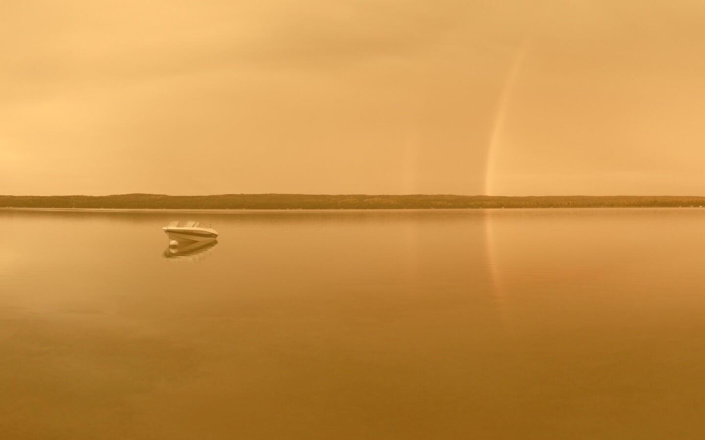 Катер на озере обои