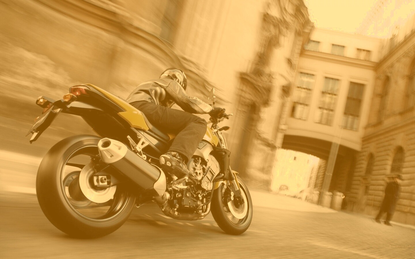 Ямаха и наездник на улицах города обои