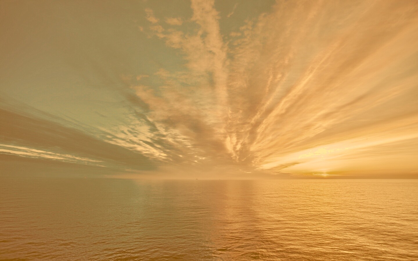 Закатное небо над морем обои