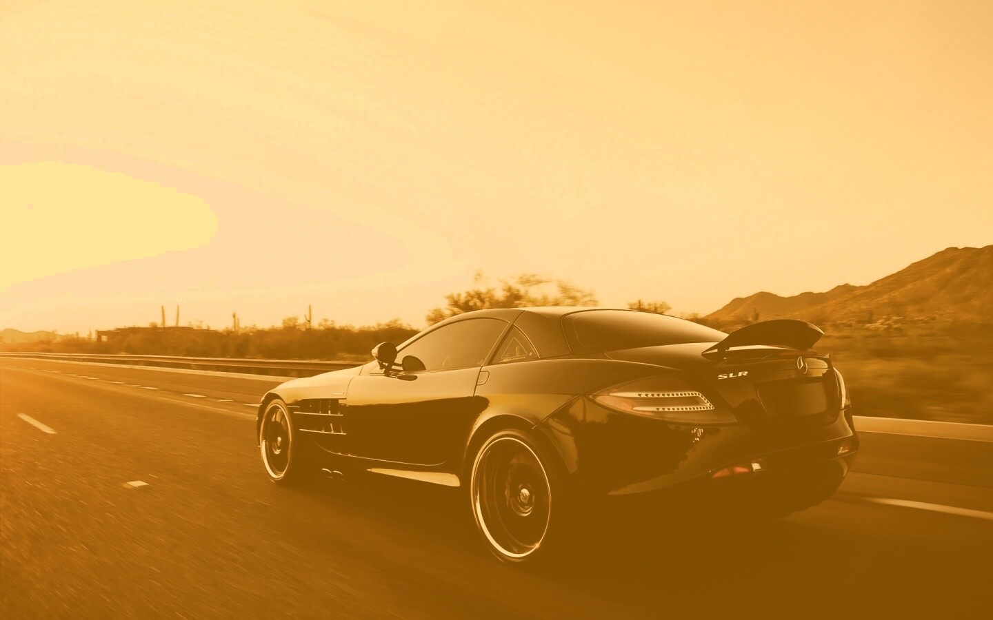 Черный автомобиль уезжает в закат обои