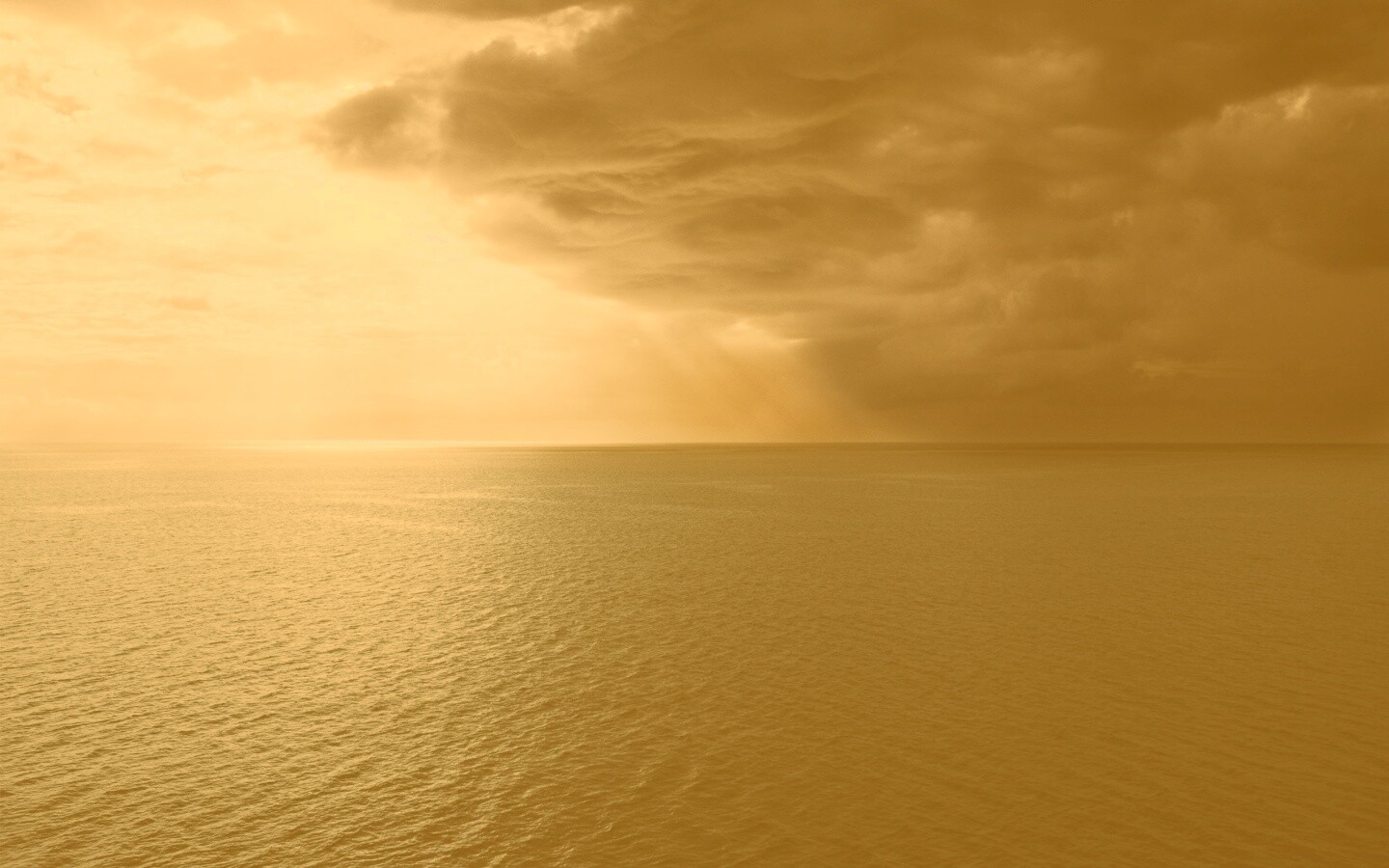 Синее море и грозные тучи обои