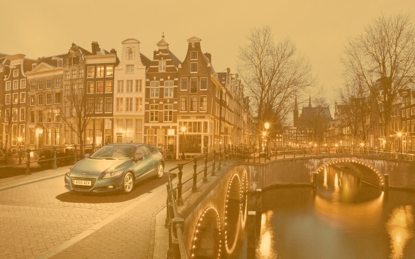 Автомобиль на мосту в свете фонаря обои