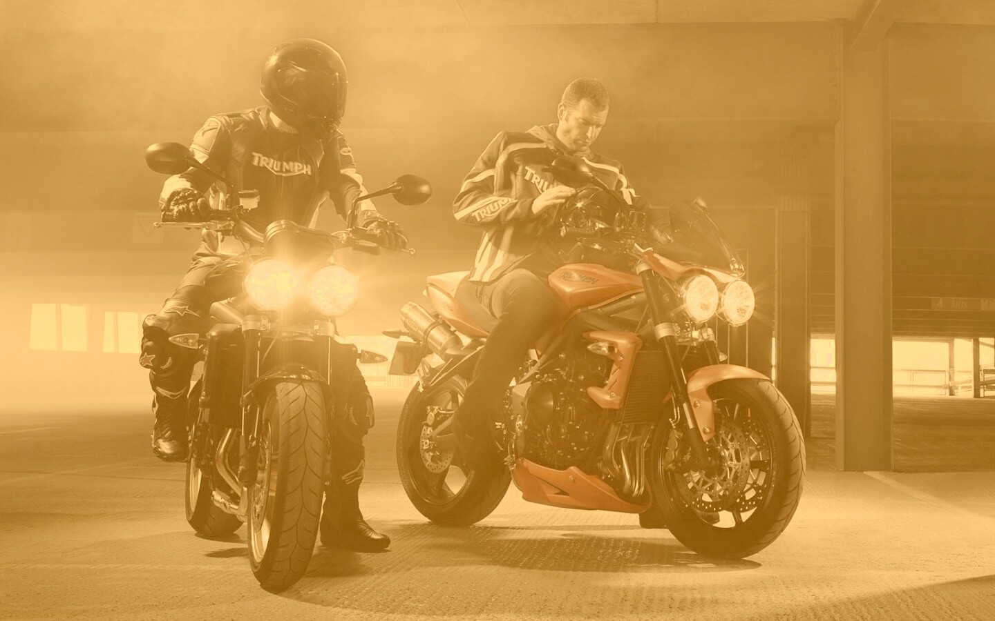 Мотоциклисты на парковке обои